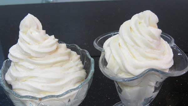 thưởng thức kem tươi từ whipping cream